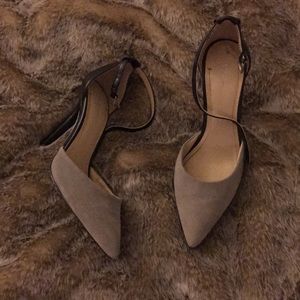 Classic pointed toe heels!